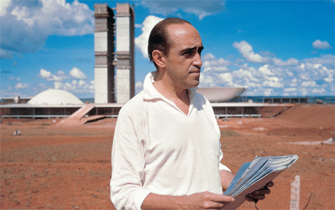 Oscar Niemeyer em obra