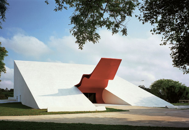 famosos-arquitetos-brasileiros-oscar-niemeyer-auditorio-ibirapuera