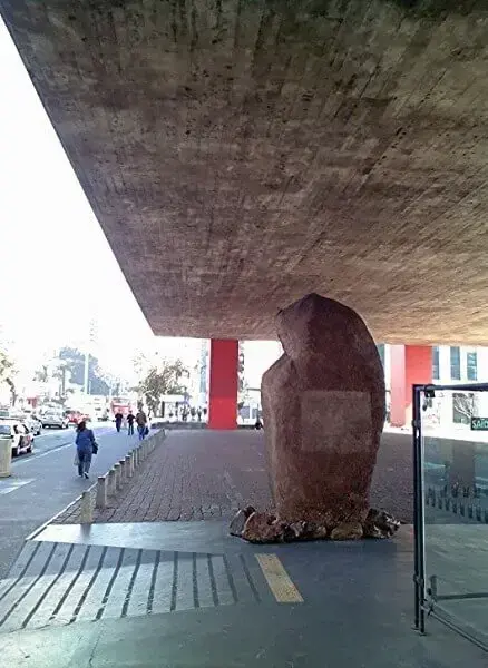 MASP: Pedra no vão no MASP