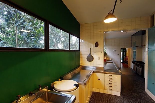 Casa de Vidro Lina Bo Bardi: Cozinha