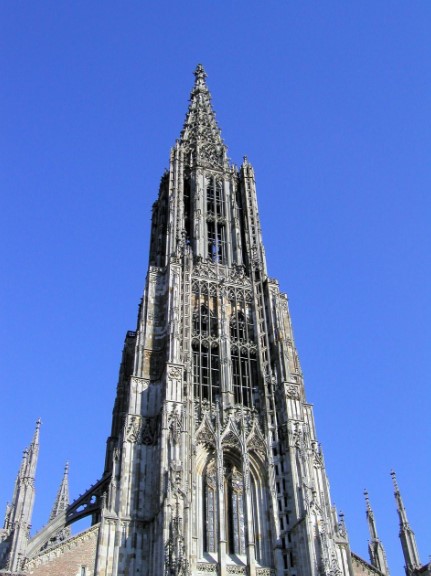 Arquitetura gótica: Torre da catedral de Ulm, esguia e pontiaguda