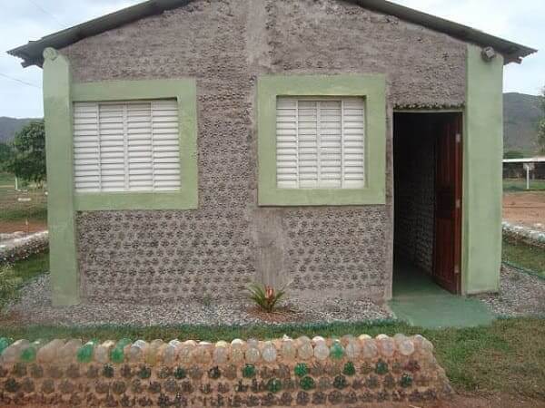 Arquitetura vernacular: casa de garrafas pet