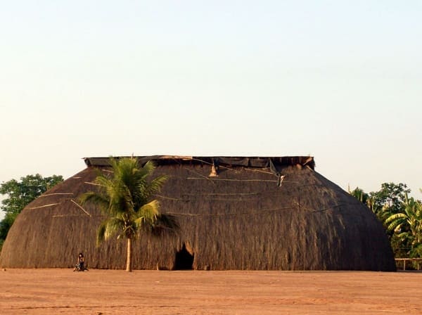 Arquitetura vernacular: exemplo de arquitetura vernacular brasileira (Oca)