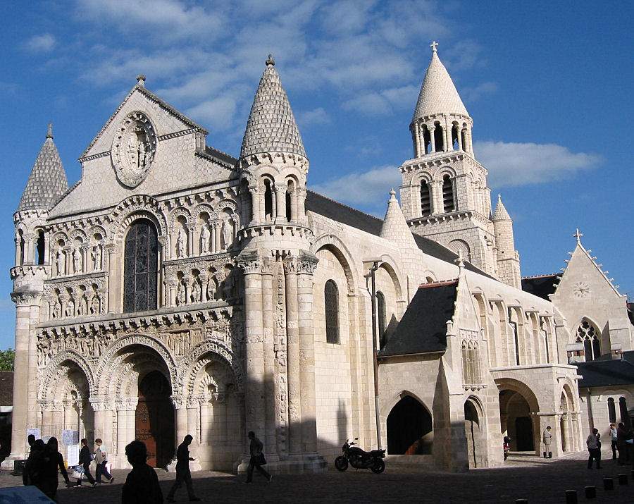 arquitetura-medieval-igreja-de-nossa-senhora-a-maior-estilo-romanico