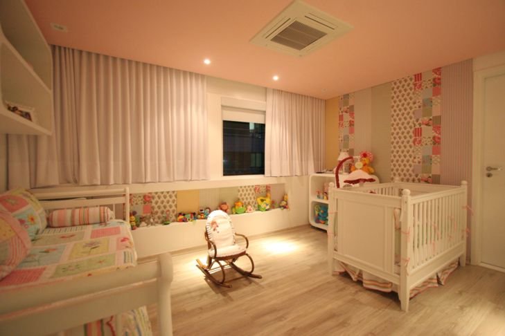 iluminação para quarto de bebê: spots sobre cadeira de balanço