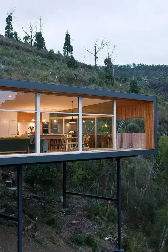 O que é pilotis: casa com pilotis na floresta