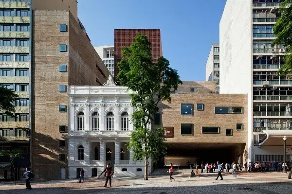 Praça das Artes: Edifício em Harmonia com o Conservatório Dramático e Musical