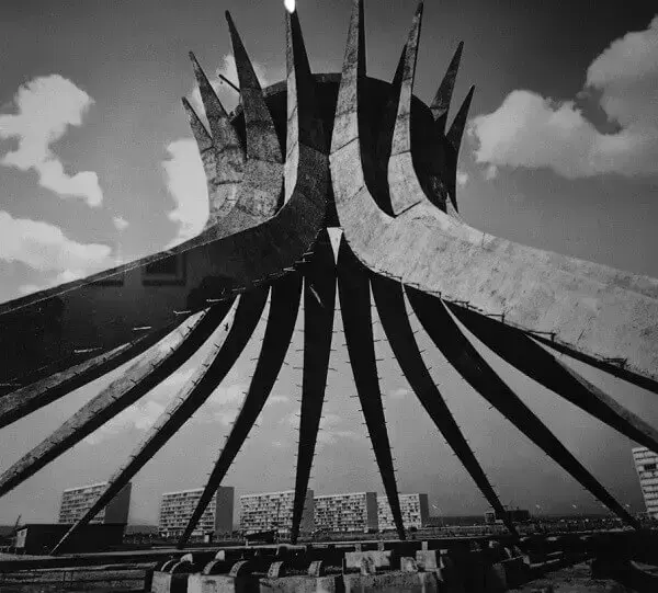 Catedral de Brasília: colunas na época da construção