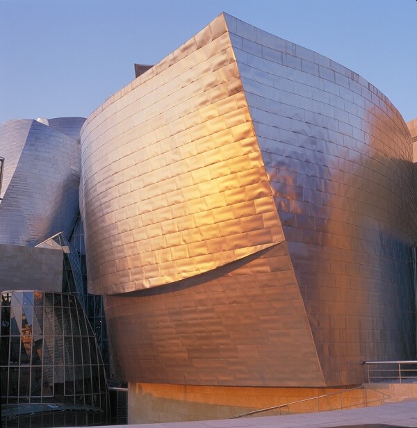 Museu Guggenheim Bilbao: Cobertura refletindo a luz solar