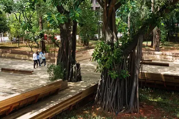 Praça Victor Civita: áreas arborizadas