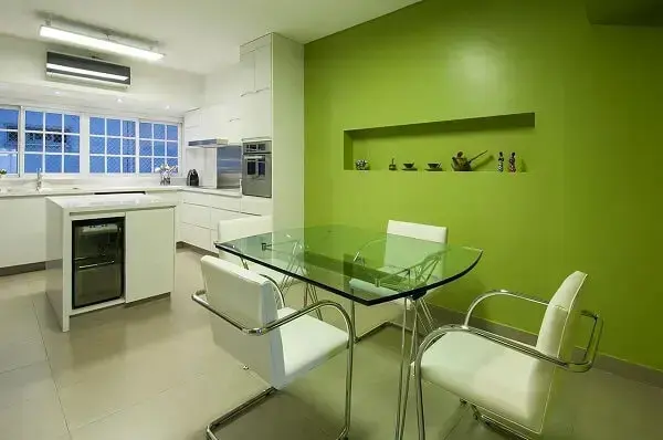 Cores primárias: cozinha com parede verde (projeto Estúdio Sespede Arquitectos)