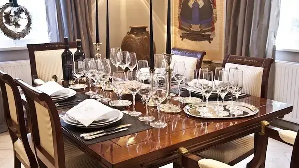 Madeira de lei: mesa de jantar de jacarandá cria ambiente sofisticado