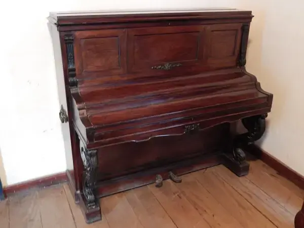 Madeira de lei: piano acústico de jacarandá 