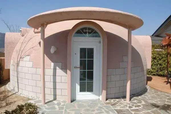 Casa de Isopor no Japão com fachada rosa e branca (Dome House)