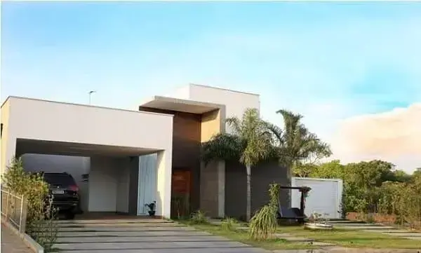 Fachadas de casas térreas com garagem na frente: branco e cinza são cores clássicas para fachada (projeto: L+D Arquitetas)