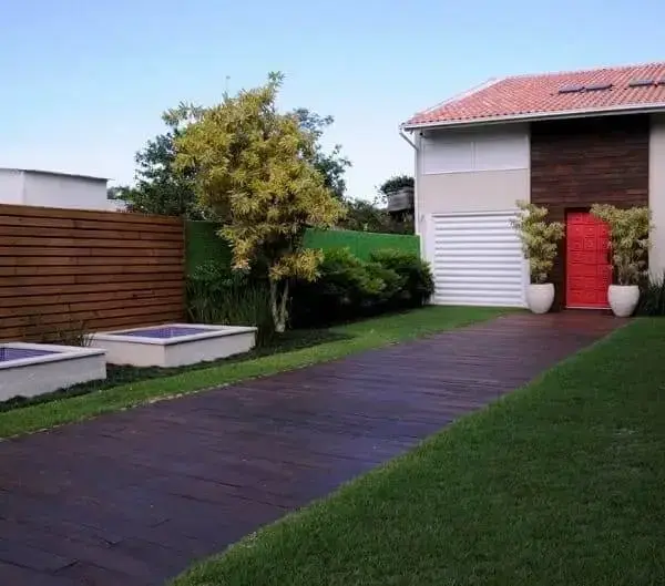 Fachadas de casas térreas com telhado aparente (projeto: Karla Silva)