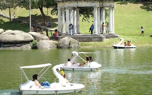 Quinta da boa Vista: pessoas andando de pedalinho no lago principal