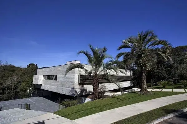 Fachadas de casas térreas modernas: fachada de concreto aparente é sinônimo de elegância (projeto: Marcos Bertoldi)