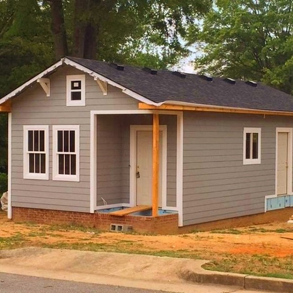 Wood frame: casa com fachada cinza e janelas brancas (Fonte: @degoesconstruction.brasil)