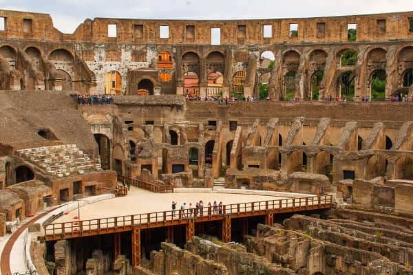 Coliseu de Roma: corredores e arena descobertos