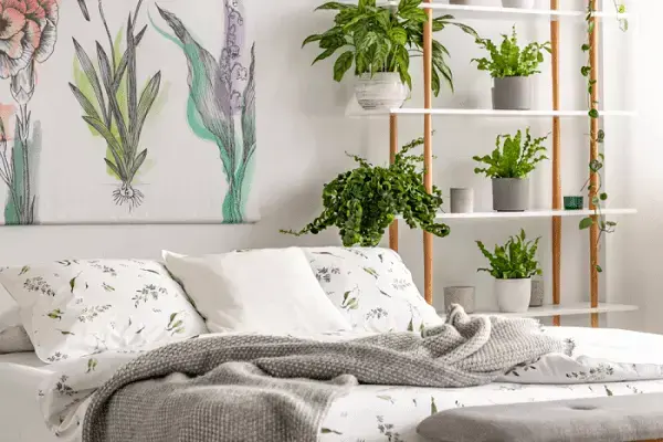 Urban Jungle: quarto com quadros de ilustração de folhagens (foto: Pinterest)