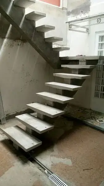 Escada de concreto em área externa (foto: Pinterest)