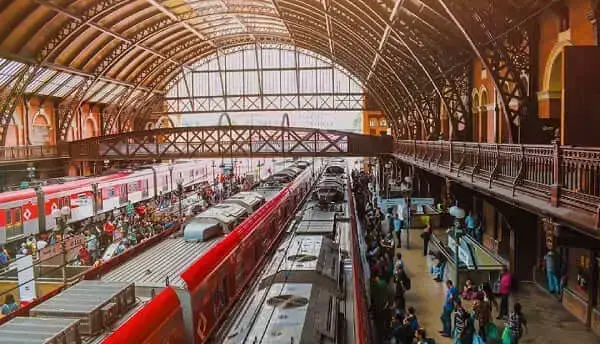 Estação da Luz: passageiros pegando o trem