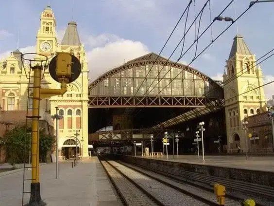 Estação da Luz: visão dos trilhos no lado de fora