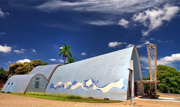 Igreja da Pampulha: fachada lateral azul com mosaico de azulejo azul com desenho de ondas