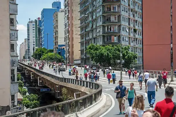 Minhocão: pessoas passeando aos finais de semana (foto: Veja)