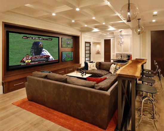 Casa estilo americano: basement transformado em sala de TV