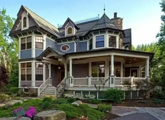 Casa estilo americano: casa americana com fachada azul e lilás (foto: tri curioso)