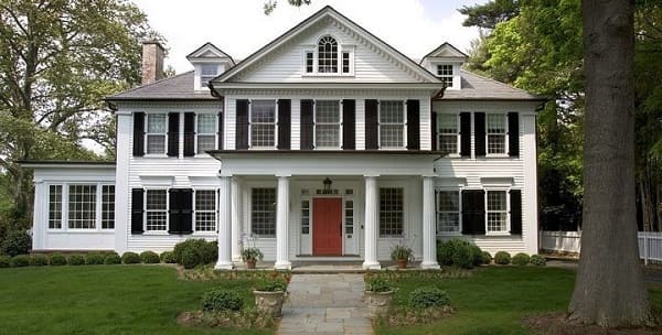 Casa estilo americano: casa de madeira com fachada branca (foto: imóvel web)