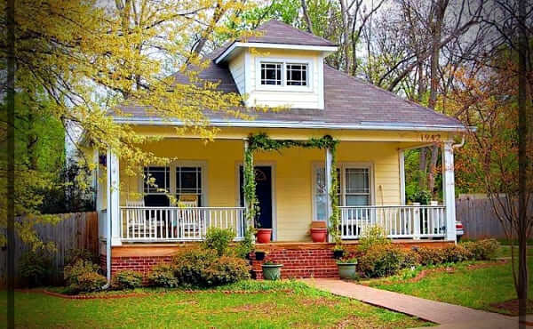 Casa estilo americano: fachada amarela escada de tijolinho (foto: mundo fachadas)