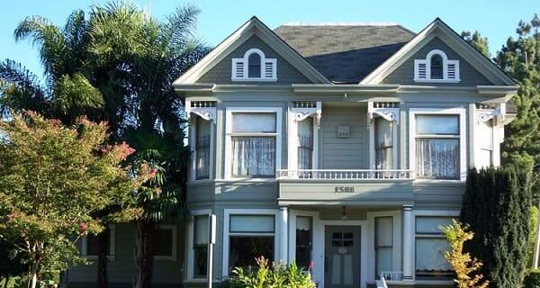 Casa estilo americano: fachada azul com janelas retangulares (foto: Pinterest)