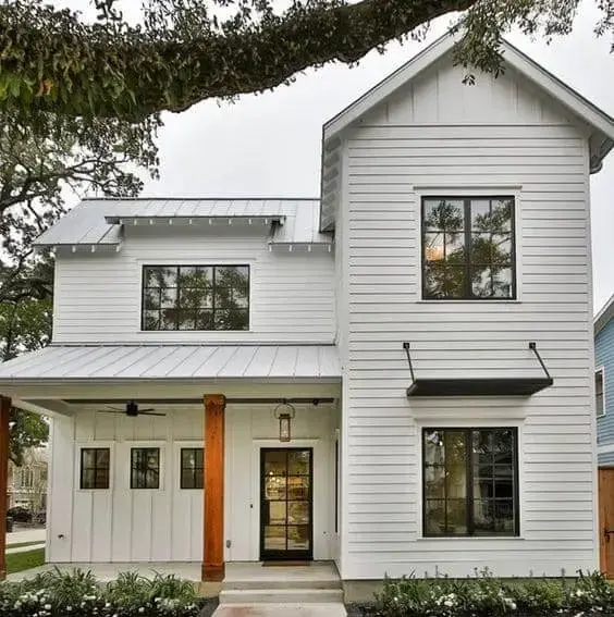 Casa estilo americano: residência de madeira com fachada branca (foto: Bugre - Moda Masculina e Tomboy)