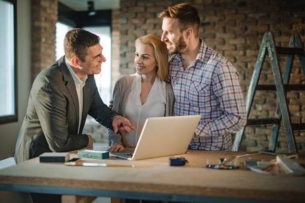 Simulador de Revestimento: arquiteto mostrando projeto para cliente (foto: iStock)