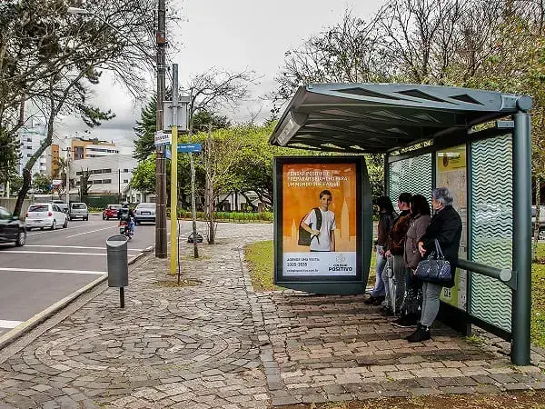 Mobiliário Urbano: exemplo de publicidade no ponto de ônibus (foto: Clear Channel)