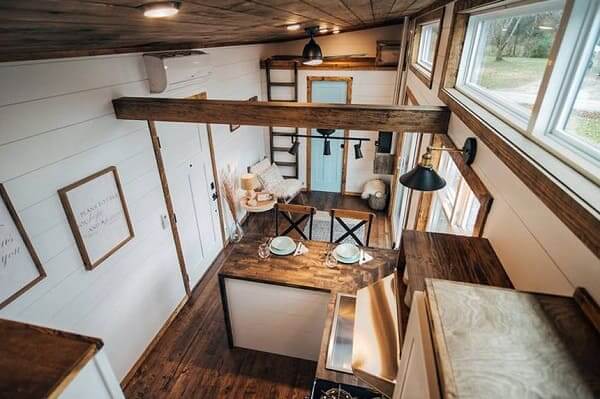 Tiny House com bancada de madeira (foto: TreeHugger)