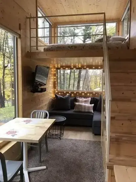 Tiny House com janela ampla favorece integração com área externa (foto: homepiez)