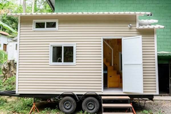 Tiny House de cor neutra sobre rodas (foto: Abreu.Digital)