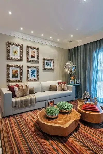 Parede de quadros: moldura estilizada dá charme à decoração (foto: Manoela Lustosa da Silva)