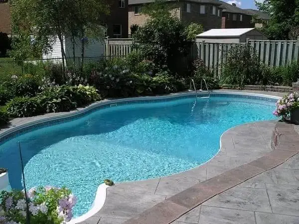 Piscina de alvenaria com bordas em formato de onda (foto: Caça Vazamento Geofotec)