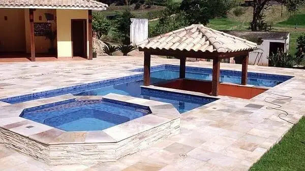 Piscina de alvenaria com cobertura no meio (foto: Piscinas em Jundiaí)