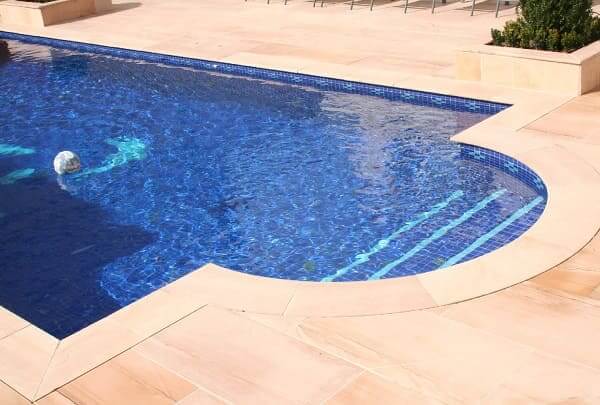 Piscina de alvenaria com formato circular na ponta (foto: Brasil Piscinas)