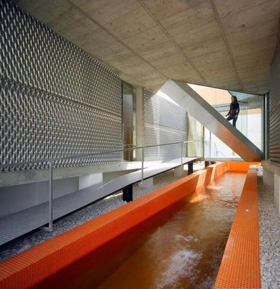 Piscina de alvenaria com pastilha laranja (foto: Casa Vogue)