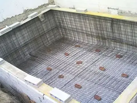 Como construir uma piscina de alvenaria: fundação com radier (foto: Comércio de Varginha)