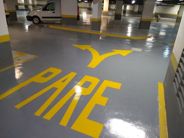 Piso Industrial: acabamento com pintura em estacionamento (foto: Revest Brasil)