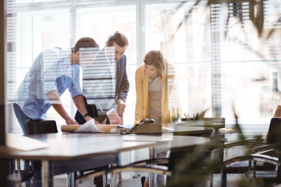 Atrasos na obra: profissionais em sala de reunião (foto: Adobe Stock)