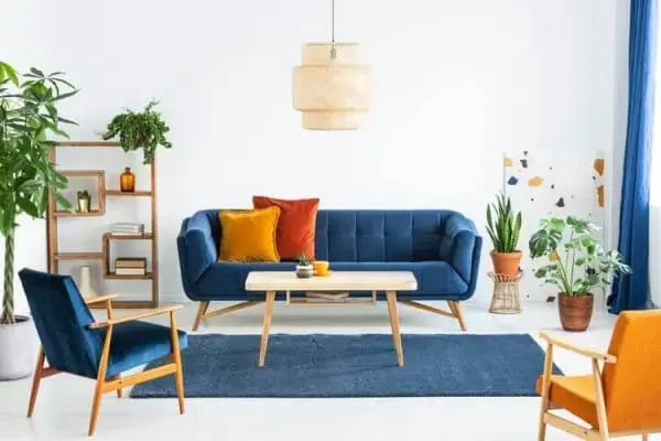 Círculo Cromático: cores complementares - sofá azul com almofada amarela (foto: Dicas Decorativas)